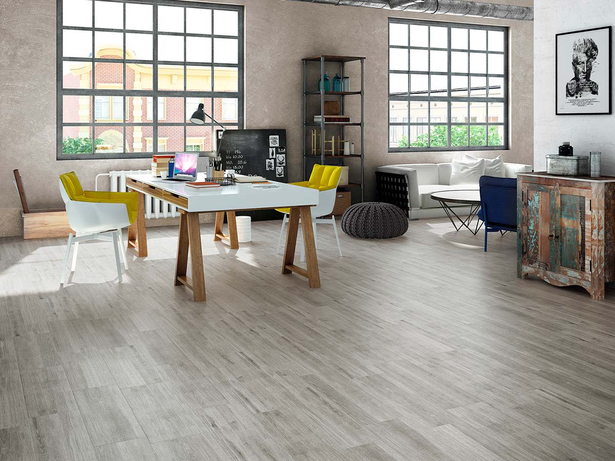 Salón de estilo nórdico con suelo porcelánico Baer imitación madera en tonos neutros