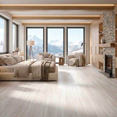 Un dormitorio moderno con suelo porcelánico imitación madera Kimberley Fresno y vistas a la montaña.