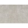 Primer plano de un azulejo Glamstone Grey, mostrando su base de efecto cemento gris con incrustaciones de pequeños fragmentos brillantes.