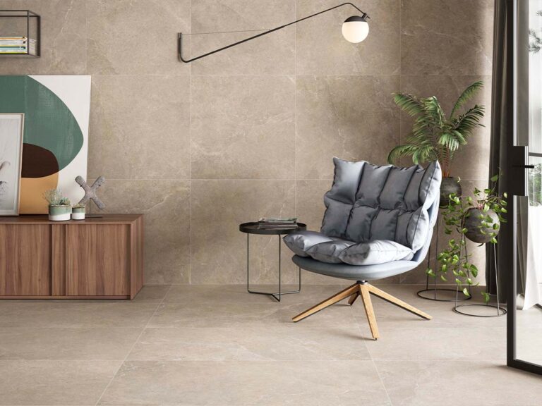 Ambiente de salón moderno con suelo y pared revestidos con la baldosa Pulse Beige, que aporta una textura de imitación de piedra en un tono beige cálido.