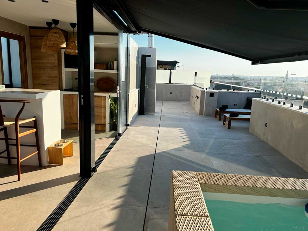Suelo exterior terraza de gran formato en un ático con vistas