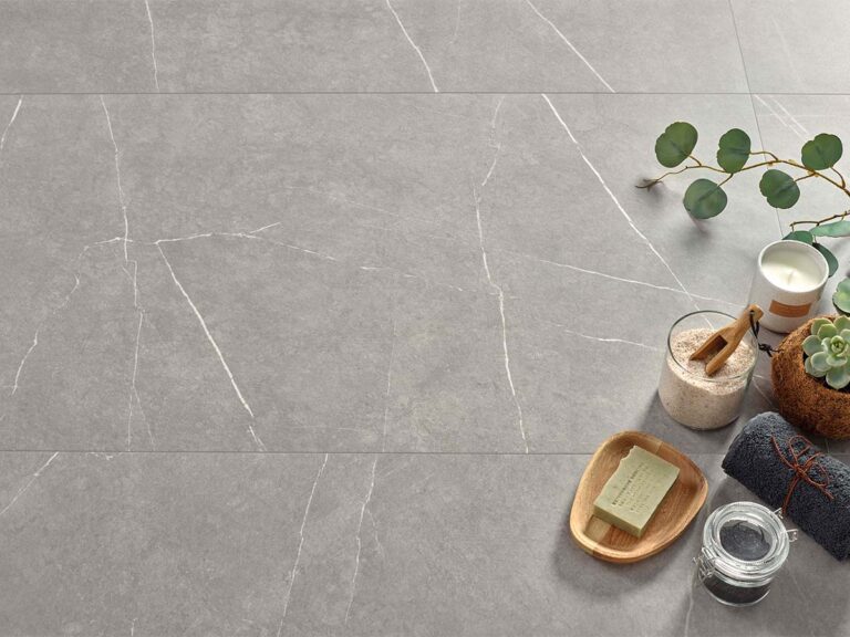 Ambiente de salón moderno con suelo porcelánico gris modelo Tactile Grey.