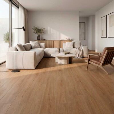 Salón moderno con suelo porcelánico imitación madera Articwood Camel, sofá beige y ventanales.