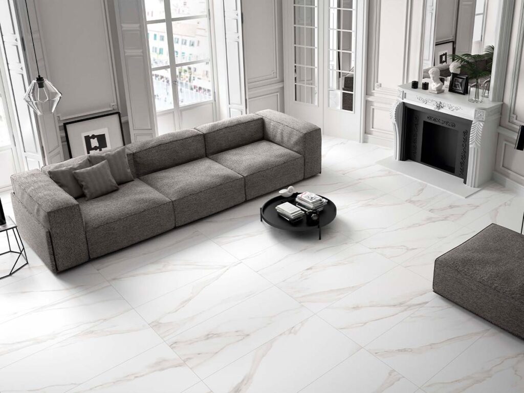 Suelo de salón moderno con pavimento porcelánico Duomo Blanco imitación mármol.