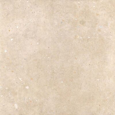 Foto de producto de una baldosa porcelánica para interior, modelo Glamstone Beige, que muestra una base de efecto piedra en tono beige con incrustaciones de fragmentos multicolores.