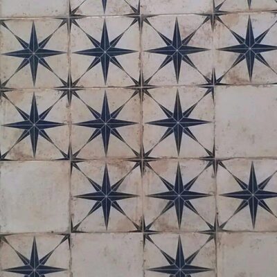 Imagen de detalle de azulejos imitación hidráulico Orion Azul como suelo decorativo