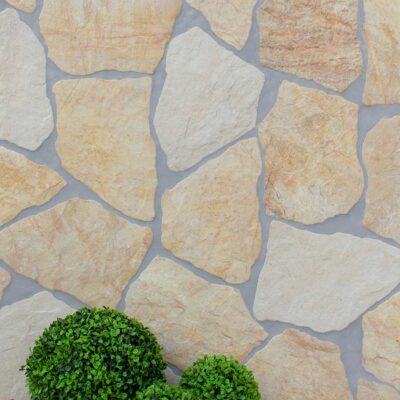 azulejo efecto piedra natural montesa ocre de formato irregular colocado en pared exterior con junta gris