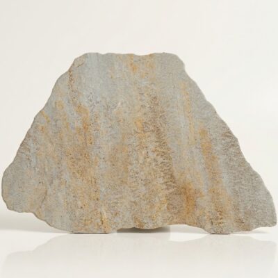 Esta baldosa porcelánico óxido Montesa presenta un diseño de piedra natural en tonos grises y óxido.