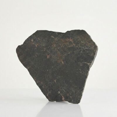 Baldosa porcelánica de piedra Montesa antracita. Es un suelo porcelánico con textura de piedra.