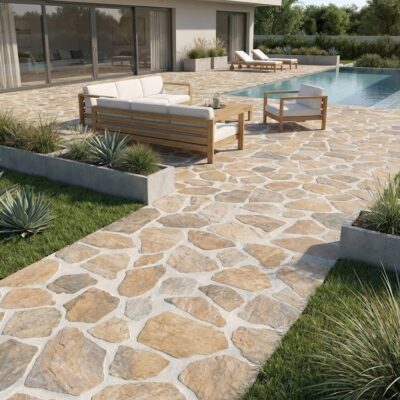 Patio y camino de suelo porcelánico marrón con forma irregular en un jardín con piscina.