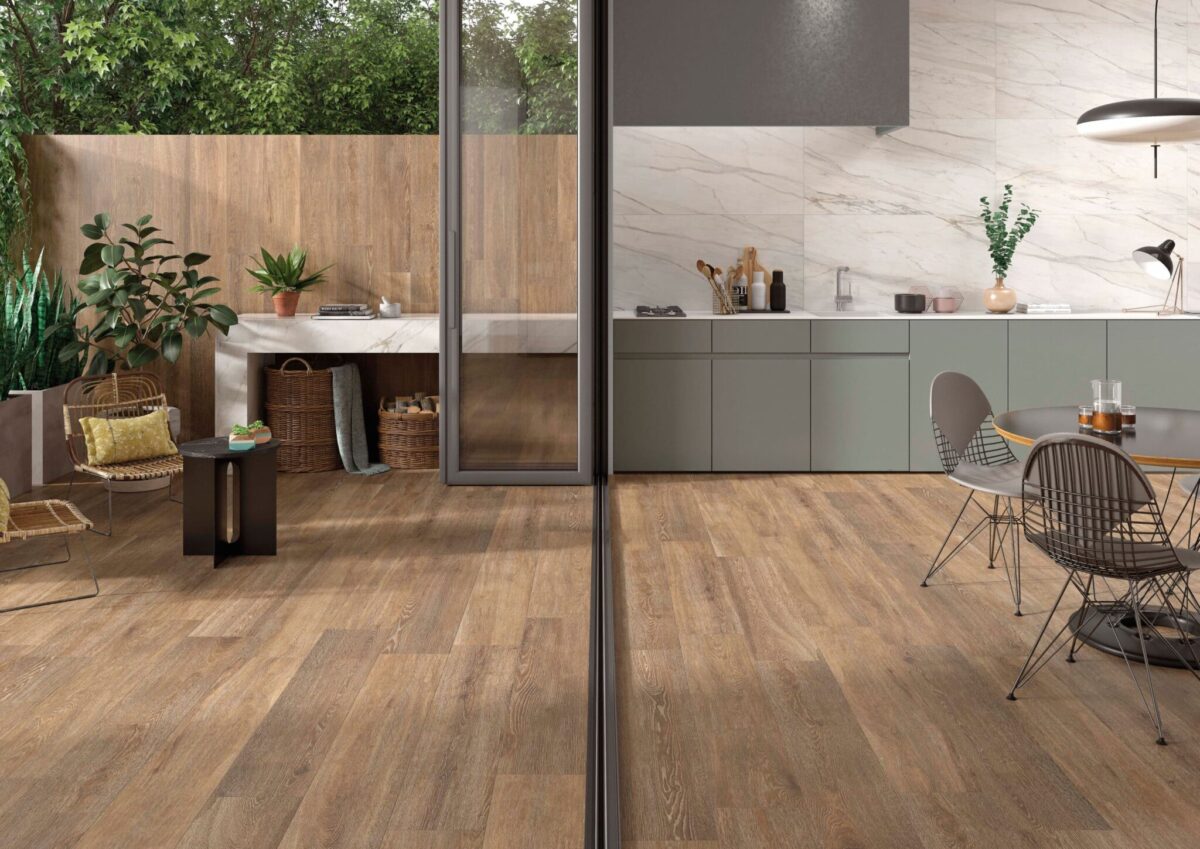 Suelo porcelánico imitación madera continuo entre terraza e interior.