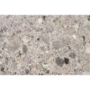 Primer plano de la textura de un azulejo efecto piedra, modelo Inlay, con fragmentos en tonos naturales grises y beige.