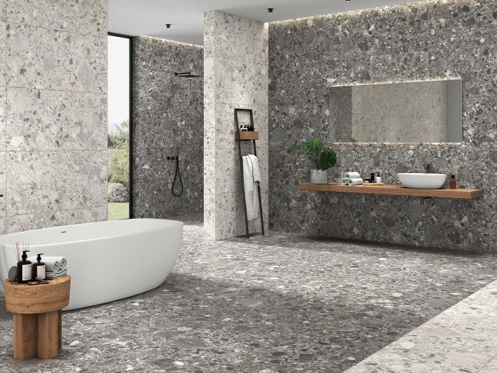Azulejo para baño con efecto piedra y diseño de incrustaciones (inlay), combinando tonos perla y grafito.