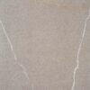 Azulejo Origins Grey con efecto piedra, mostrando una base gris de textura fina y vetas blancas definidas.