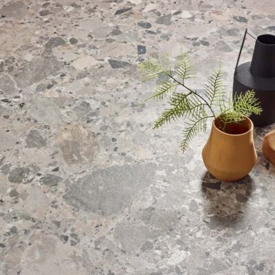 Baldosa cerámica estilo taracea con apariencia de piedra, color natural