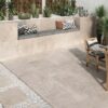 Suelo de terraza exterior con baldosa porcelánica Crassana Natural efecto cemento y acabado antideslizante.