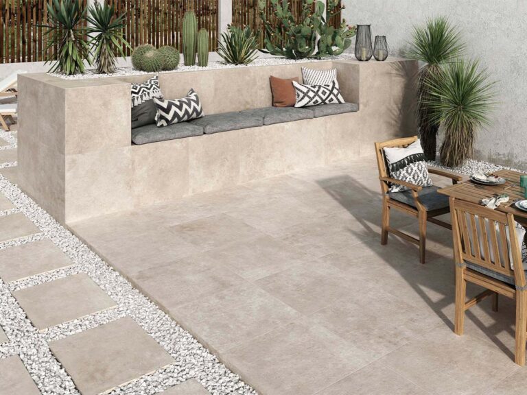 Suelo de terraza exterior con baldosa porcelánica Crassana Natural efecto cemento y acabado antideslizante.