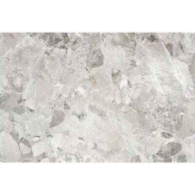 Primer plano de una baldosa porcelánica, modelo Larocca Grey, que detalla la textura y las vetas de su imitación de piedra en tonos grises.