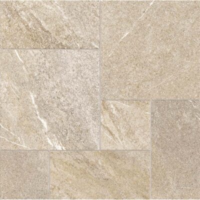 Baldosas rústicas modelo Sakhir en color marfil, presentadas en un patrón multiformato con piezas de diferentes tamaños y efecto piedra.