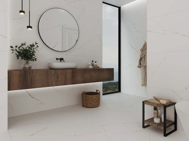 baño moderno con azulejo porcelánico efecto mármol thuile white en paredes y suelo, vetas suaves y mobiliario de madera natural