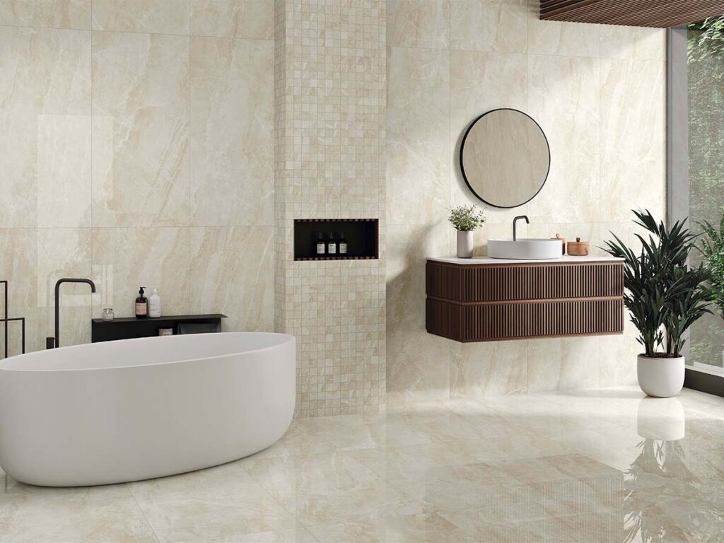 Baño completo con pavimento y revestimiento a juego del porcelánico Sublime Beige efecto mármol.