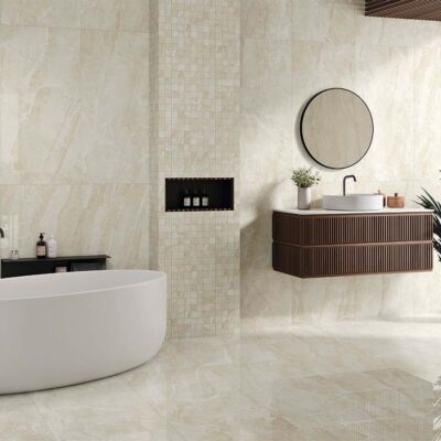 Baño completo con pavimento y revestimiento a juego del porcelánico Sublime Beige efecto mármol.
