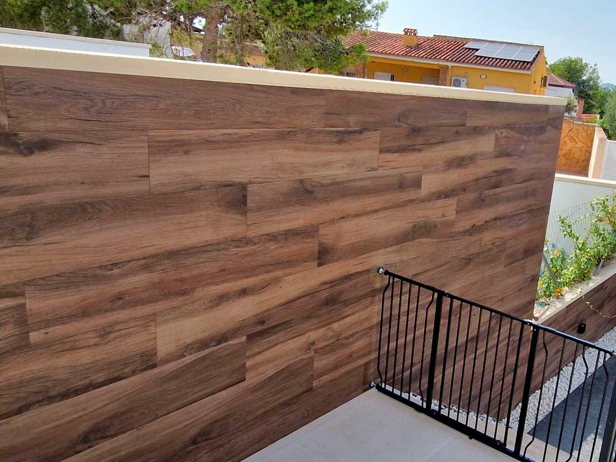 Fachada ventilada de una vivienda revestida con porcelánico imitación madera