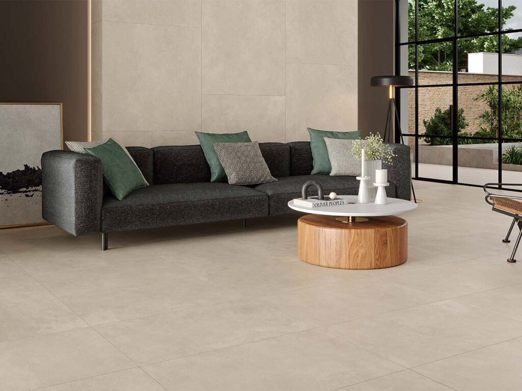 Suelo porcelánico para interior, modelo Bolton Natural, en un tono beige y con un acabado de inspiración natural.