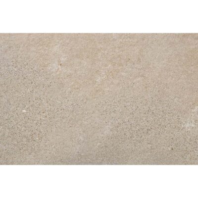 azulejo porcelánico efecto piedra triunfo natural de formato rectangular con textura mineral moteada en tonos beige y arena