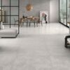 Suelo de interior con baldosas de porcelánico Flax Pearl, que combinan el efecto cemento con un color perla claro y luminoso.
