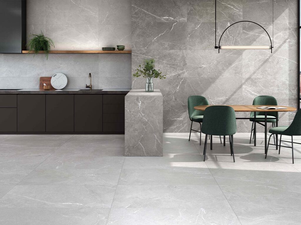 Suelo de interior revestido con porcelánico Malek Pearl, que muestra un realista efecto piedra en un luminoso color perla.