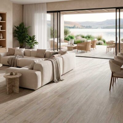 Salón y comedor modernos con suelo porcelánico imitación madera Olson Ski. Grandes ventanales dan a un lago.