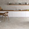 Suelo de cocina con pavimento porcelánico Crassana Natural de efecto cemento.