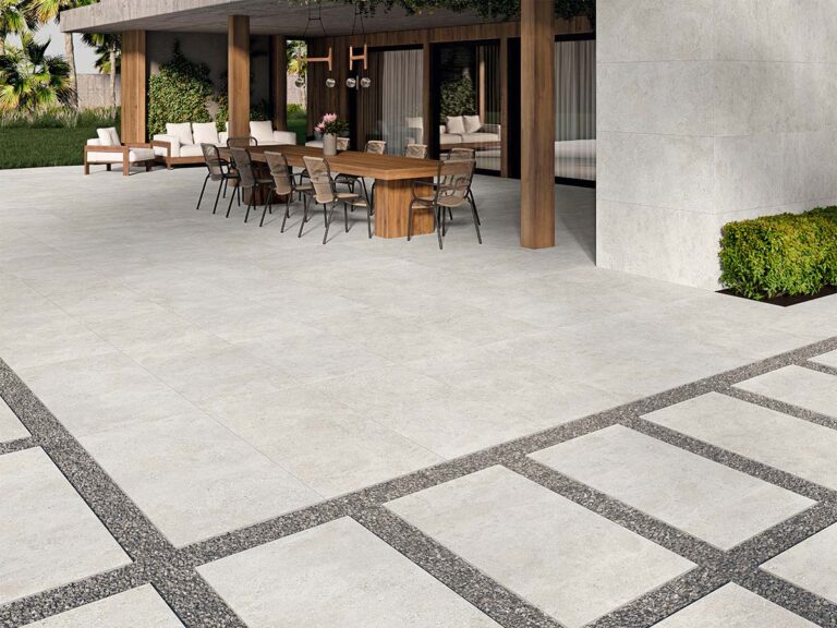 Terraza exterior con suelo porcelánico antideslizante modelo Flax Pearl, que recrea el efecto cemento en un luminoso color perla.
