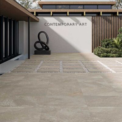 suelo porcelánico exterior efecto piedra triunfo natural en tonos beige con acabado mate y aspecto mineral uniforme
