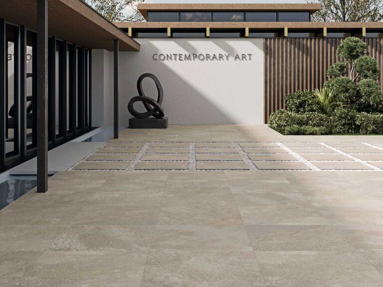 suelo porcelánico exterior efecto piedra triunfo natural en tonos beige con acabado mate y aspecto mineral uniforme