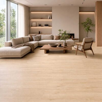 Suelo porcelánico imitación madera Tacora Beige en un salón moderno y luminoso.