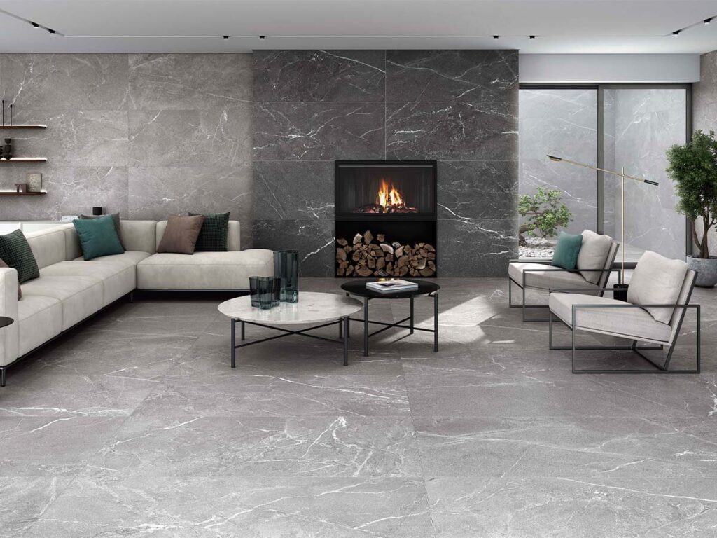 Suelo de un salón rústico pavimentado con porcelánico Malek Grey, que imita la piedra natural con ricas variaciones de tono gris.