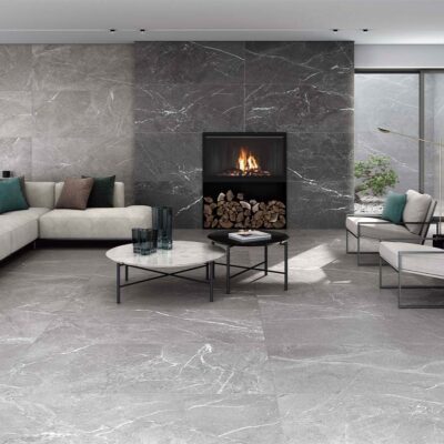 Suelo de un salón rústico pavimentado con porcelánico Malek Grey, que imita la piedra natural con ricas variaciones de tono gris.