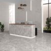 Suelo de interior de una cocina moderna pavimentado con porcelánico Larocca Grey, que imita la piedra natural en tonos grises.
