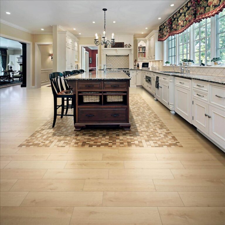 Amplia cocina con suelo porcelánico imitación madera clara y un mosaico decorativo