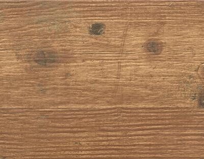 Pieza de suelo porcelánico con textura de madera de roble marrón y nudos visibles.
