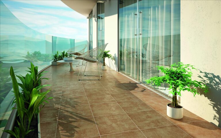 Balcón moderno con suelo de baldosas, barandilla de cristal y plantas. Incluye sillas de diseño