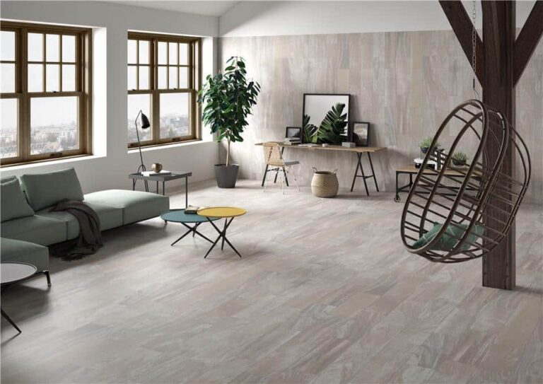Salón moderno con suelo de gres cerámico Madden Gris Ambiente y mobiliario contemporáneo.