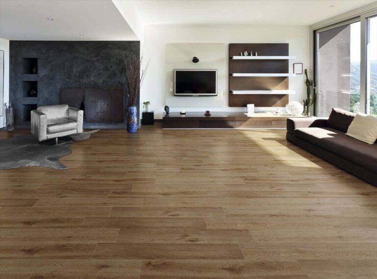 Salón contemporáneo con suelo de merbau roble. Se aprecian muebles modernos y una ventana grande.