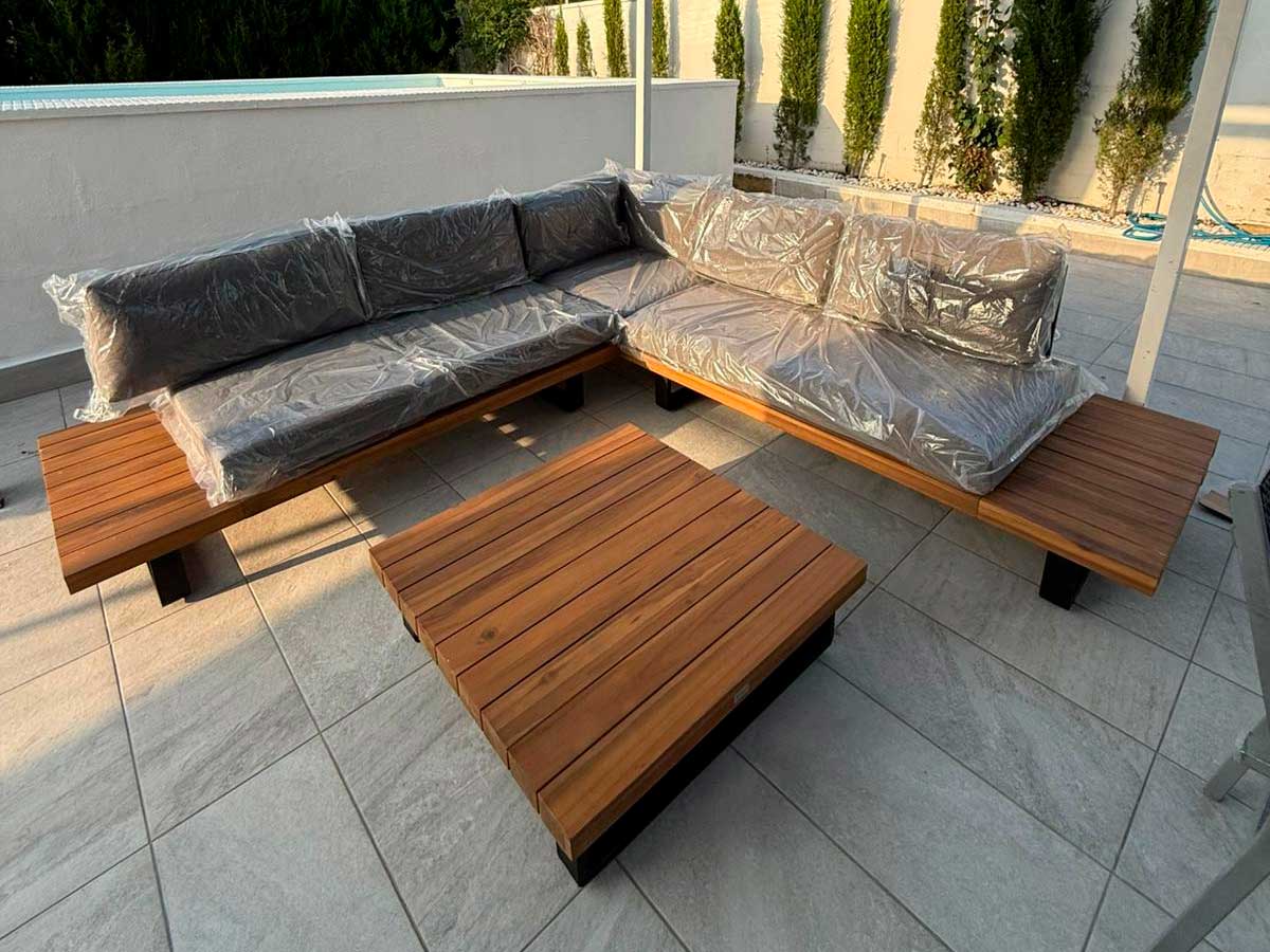 Zona chill-out con suelo para terraza exterior antideslizante junto a la piscina