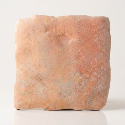 Azulejo cerámico de color terracota con textura rústica efecto barro para suelos.