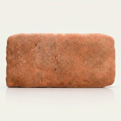 Azulejo rectangular de color terracota con textura rugosa. Es una pla