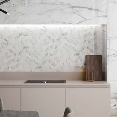 Primer plano del porcelánico pulido Jolie Cold imitación mármol de Carrara.