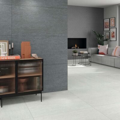 Pared interior revestida con azulejos Dama Graphite, que aportan la textura de la piedra natural en un sofisticado tono grafito.